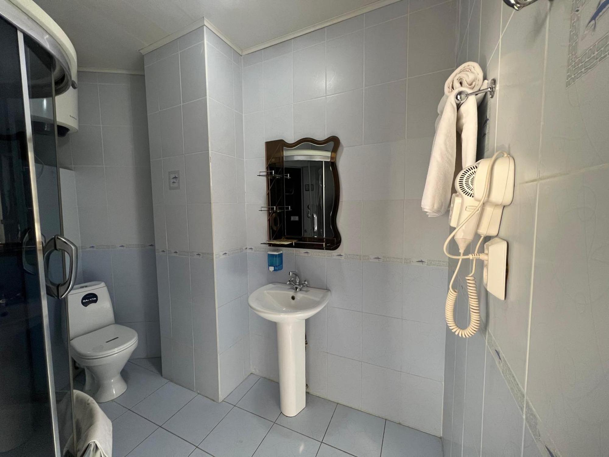 Three Dolphins Hotel Aktau  Bagian luar foto