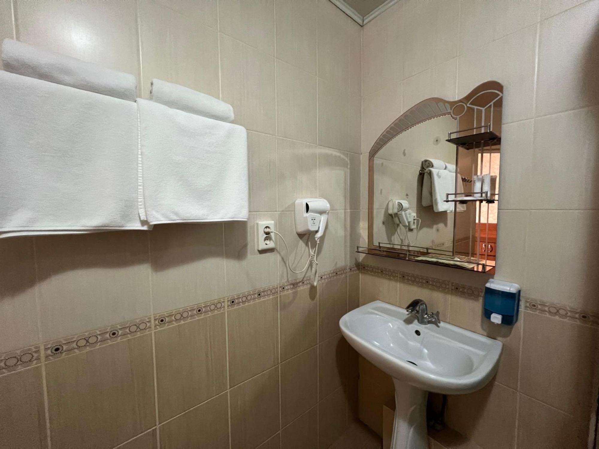 Three Dolphins Hotel Aktau  Bagian luar foto