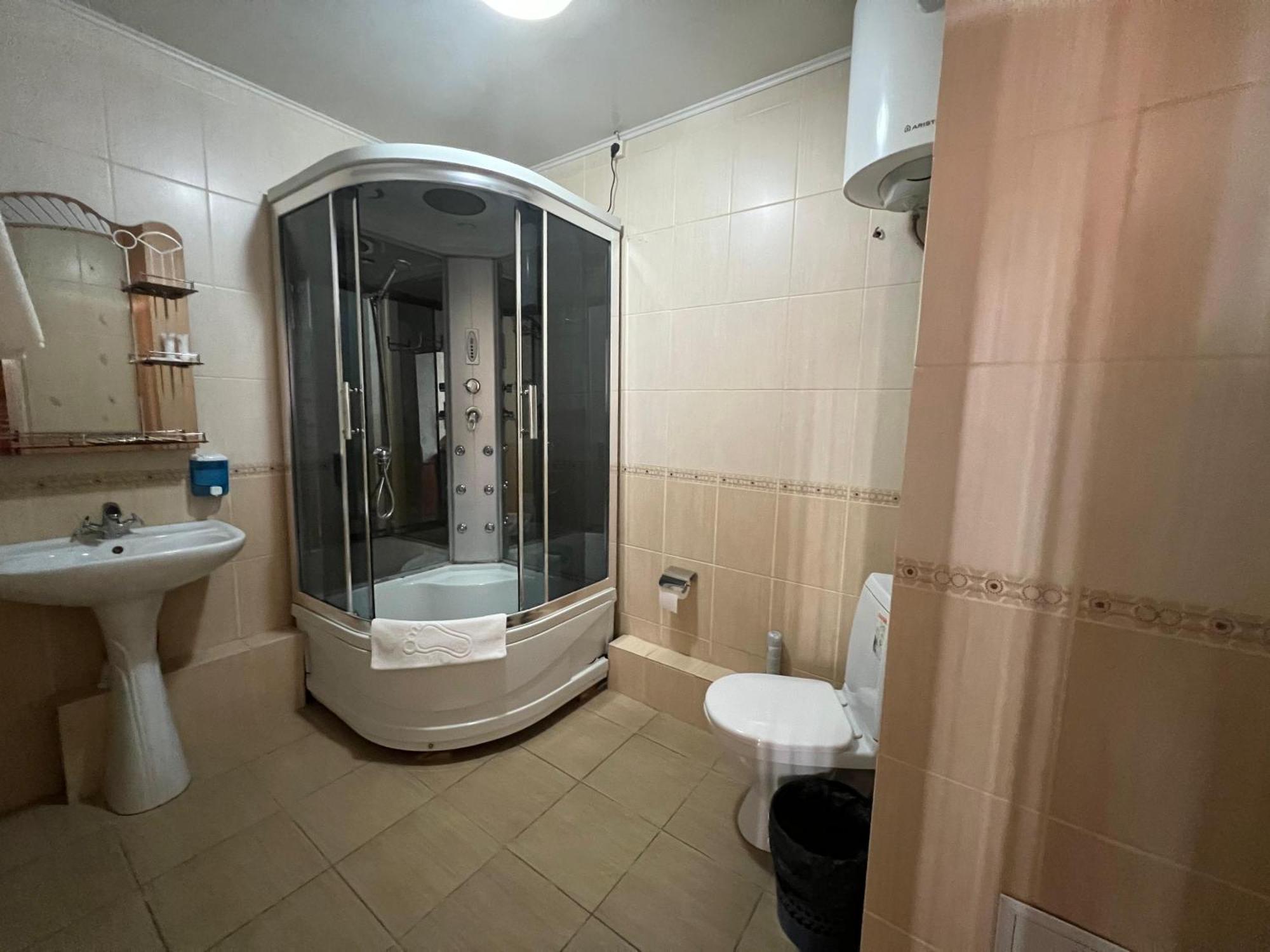 Three Dolphins Hotel Aktau  Bagian luar foto